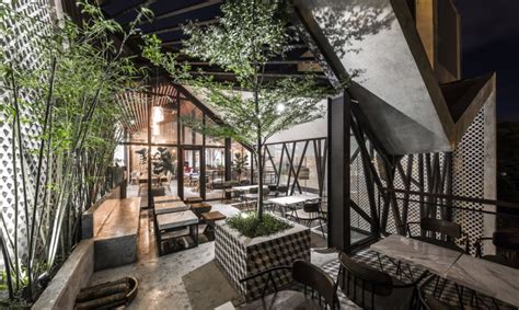 The parkroyal hotel on pickering is a contemporary interpretation of babylonian hanging gardens, via southeast asia. This café in Vietnam is a modern-day Hanging Gardens of ...