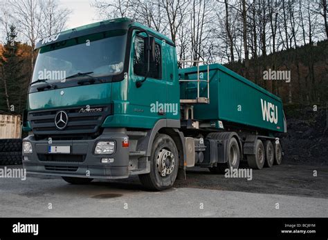 Artic Lorry Stock Photos And Artic Lorry Stock Images Alamy