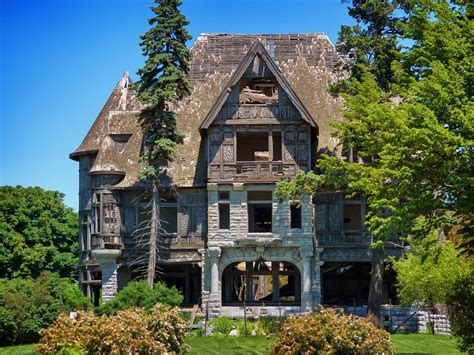10 Abandoned Global Mansions That Were Once The Height Of Luxury