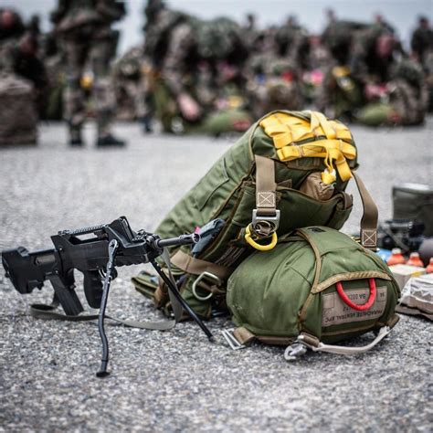 Armée De Terre On Instagram “léquipement Dun Parachutiste Du 1er Rtp