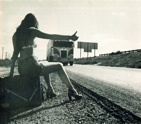 The Hitchhiking Craze When Women Thumbed A Ride Flashbak Hitchhiking Retro Photo Retro Girls