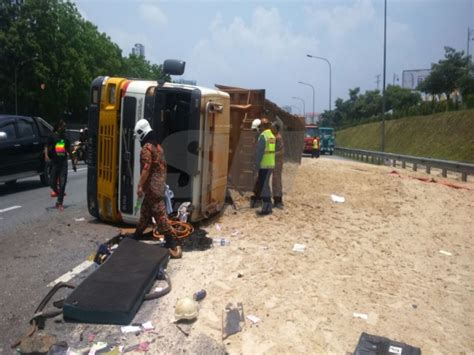 Lori tipper 12tayar kecundang jua. 10 Kemalangan Lori Terbalik Sehingga Melimpahkan Muatan Ke ...