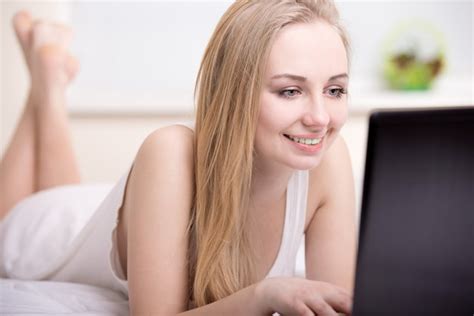 Premium Photo A Sexy Woman Lying On The Bed With Laptop