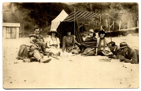 Grupo De Personas Reunidas En Un Balneario Bajo Una Tienda Fotografía Biblioteca Nacional