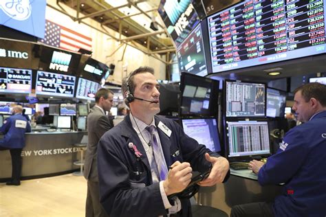 Dow Closes Above 22000 For First Time Social News Xyz