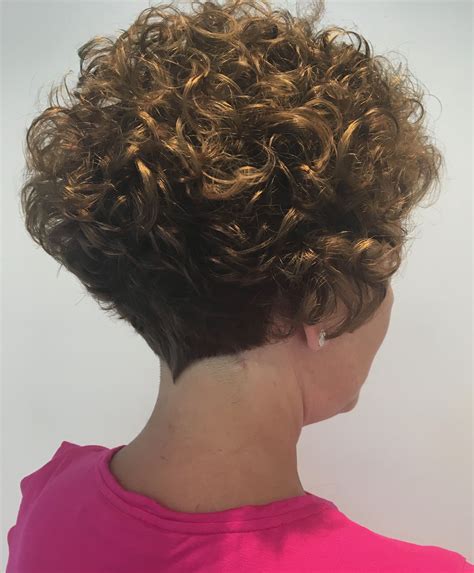 Tightly Permed Short Hair Wavy Haircut