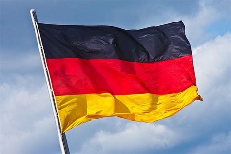 A bandeira da alemanha apresenta três bandas horizontais iguais que mostram as cores nacionais da alemanha: Bandeira Da Alemanha - R$ 89,99 em Mercado Livre