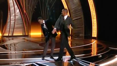 Ondertussen Bij De Oscars Will Smith Slaat Komiek Chris Rock Na Grap