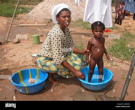 Afrika Nigeria Mutter Badet Kind Stockfotografie Alamy My Xxx Hot Girl