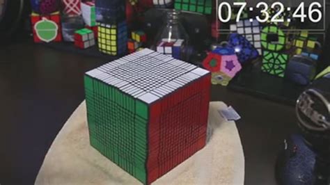 Il Résout Le Plus Gros Cube Rubik Au Monde Tva Nouvelles