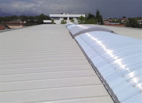 Illuminare gli ambienti con la luce naturale e godere dei suoi benefici effetti come maggiore motivazione. Copertura piana con lucernari - Fabris S.r.l.