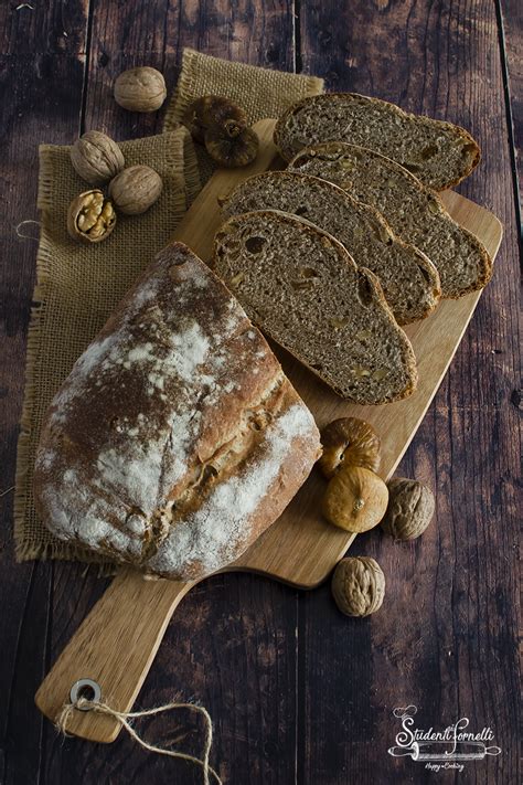Il metodo tradizionale, di matrice calabrese, prevede l'essiccazione come esporre i fichi al sole per fare i fichi secchi, scegli i frutti migliori e non rovinati. PANE FICHI E NOCI Morbido e Saporito (Ricetta Pane con ...