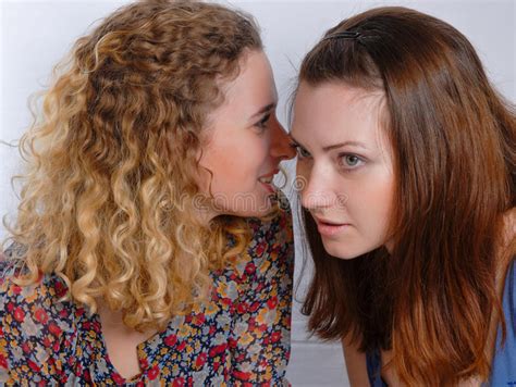 Zwei Freundinnen Die Ein Geheimnis Teilen Stockfoto Bild Von Blond