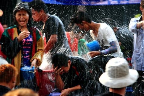 Hujan adalah momen yang bermakna bagi kebanyakan orang, dengan menggunakan kumpulan kata kata tentang hujan ini dapat membuat kamu mengingat kembali momen itu. √ Kata kata Hujan Romantis Paling Menyentuh Hati dan Bikin ...