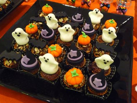 Diese halloween kuchen deko ist wunderschöne einfügung zu ihrer party am festlichen freitag. Coole Vorschläge für Halloween Süßigkeiten und Mini-Kuchen ...