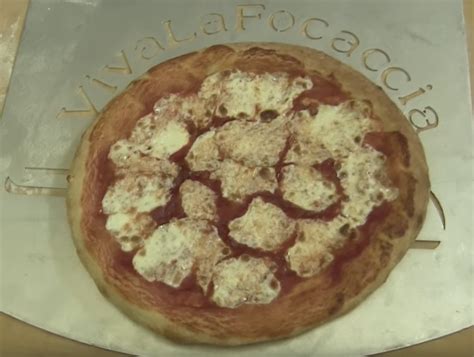Quali caratteristiche ha una pizza veloce fatta in casa? Ricetta Pizza Fatta in Casa Perfetta (con Video ...