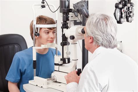 Optometrist Doing Sight Testing — Eye Learning Online Ophthalmic