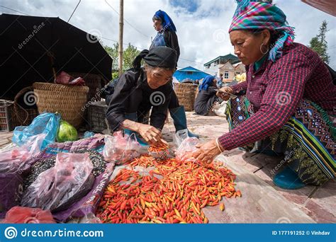 lao-cai,-vietnam-sep-7,-2017-local-market-in-y-ty,-bat-xat-district