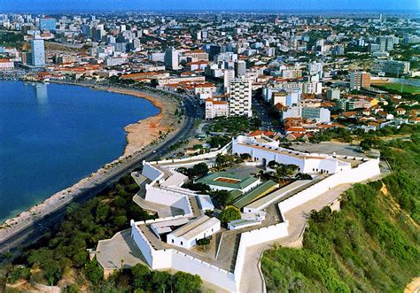 Localizada na costa do oceano atlântico, é o principal porto e centro administrativo de angola. Angola-oil: Luanda - Fotos