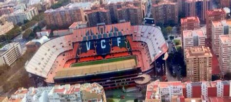 O femeie și bebelușul său, la un pas de tragedie. Estadio de Mestalla - Valencia CF Guide | Football Tripper