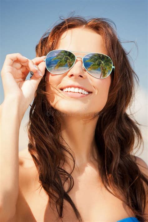 femme dans le bikini et des lunettes de soleil avec le pareo sur la plage image stock image du