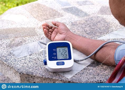 Check The Blood Pressure And Heart Rate Of Elderly Men For Good Health