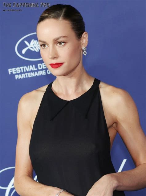 brie larson exposed her boobs braless at carlton beach 18 photos the fappening