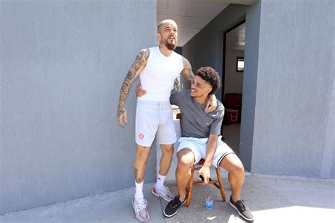 Taison pode fazer sua reestreia com a camisa colorada contra o olimpia foto: Taison visita CT do Inter e fala sobre seu retorno ...