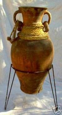 A fermentação e estágio de vinhos em ânforas de barro remonta, pelo menos, ao império romano e subsiste em alguns pólos vitivinícolas do continente europeu. Anforas grandes | Jarrones pintados, Vasija de barro, Cerámica