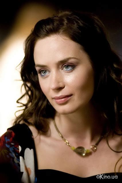 Hot Photos Celebrity English Actress Emily Blunt Hairstyle