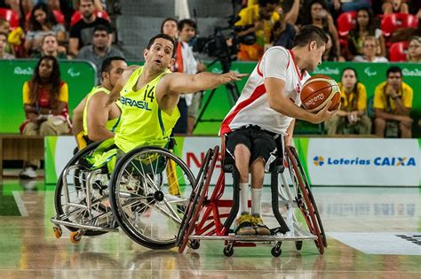 Basquetebol em cadeira de rodas ou basquetebol adaptado é uma variante do basquetebol tradicional, mas este é jogado por jogadores em cadeiras de rodas, os quais têm alguma deficiência. Turquia supera o Brasil no basquete em cadeira de rodas e ...