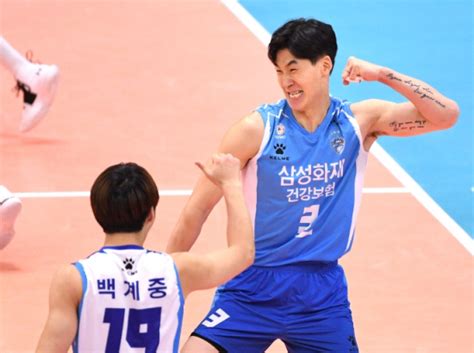 지난 4일 터키와 8강전에서 김연경 선수는 심판의 판정에 네트를 흔들며 항의하다 레드카드를 받았다. 한선수-정지석 한 목소리 "힘 좋은 박철우가 키플레이어" - 조선 ...