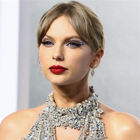 Taylor Swift Sparkles In Floating Crystal Eyeliner At The Mtv Vmas