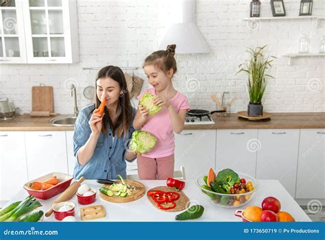 Moeder En Dochter Bereiden Een Salade Voor In De Keuken Plezier En