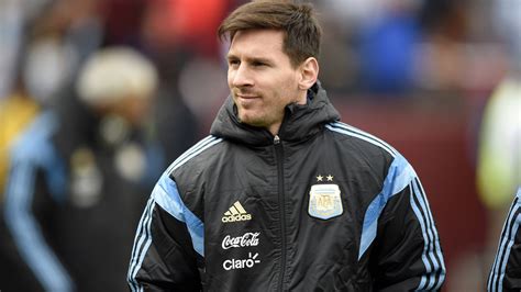 Bonito Detalle De Leo Messi Con Los Aficionados De Argentina