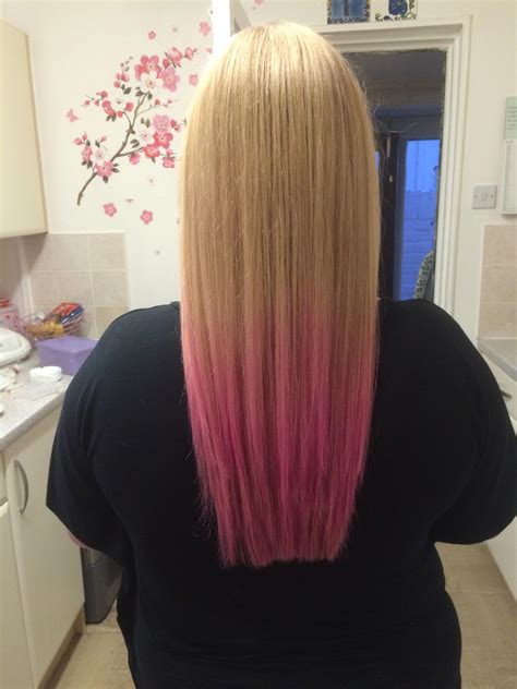 Green dip dye color is gaining speed in its popularity. Pink dip dye (: : FancyFollicles