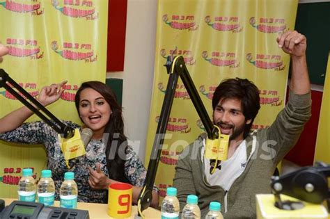 Shahid Kapoor And Sonakshi Sinha Visit Radio Mirchi For Promotion Of Rrajkumar