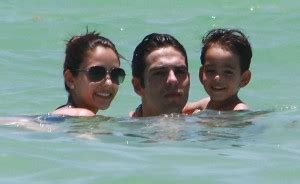 Kaká's family moved to são paulo when he was 7, and his love for football grew thereafter. Kaka With Family Pictures 2011 | Sports Mania