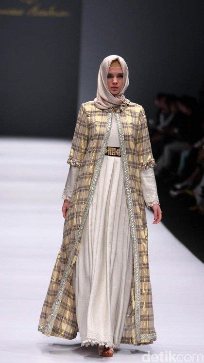 Koleksi anniesa hasibuan yang ditampilkan di new york fashion week adalah pertama kalinya saat semua model yang muncul dalam peragaan di acara peragaan karya perancang anniesa hasibuan tersebut juga menjadi salah satu yang pertama oleh warga negara indonesia dalam acara tahunan. Foto: Koleksi Anniesa Hasibuan di Jakarta Fashion Week ...