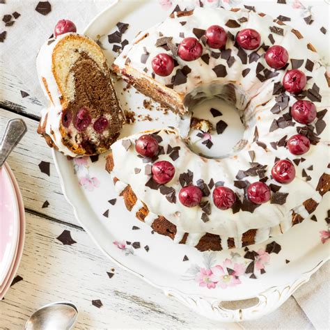 Puddingpulver, zucker, 2 eier, kirschwasser und schokoflocken verrühren. Torte im Kuchen: Schwarzwälder Kirsch Gugelhupf | Rezept ...