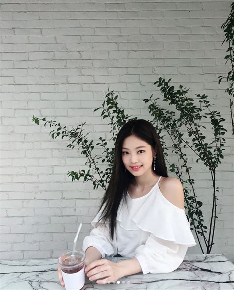 Lisa blackpink wallpaper rose wallpaper trendy wallpaper aesthetic iphone wallpaper cute wallpapers glitter wallpaper phone wallpapers red aesthetic kpop aesthetic aesthetic photo aesthetic words aesthetic pictures aesthetic lockscreens jennie kim blackpink photoshoot pics. BLACKPINK Jennie的時尚穿搭!休閒、可愛、帥氣和性感，展現百變魅力的時尚感! - KSD 韓星網 ...