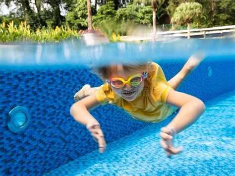 Niños Bajo El Agua En La Piscina Nadar Imagen De Archivo Imagen De