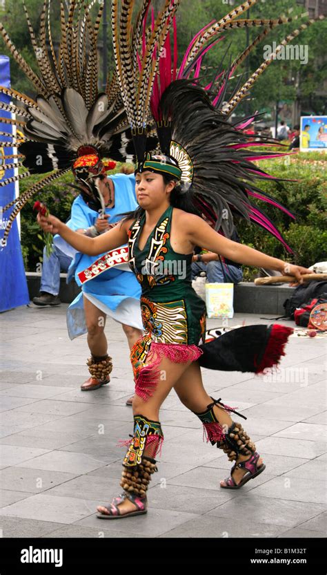 Joven Mexicana Bailando En Un Traje De Azteca El Zócalo La Plaza De