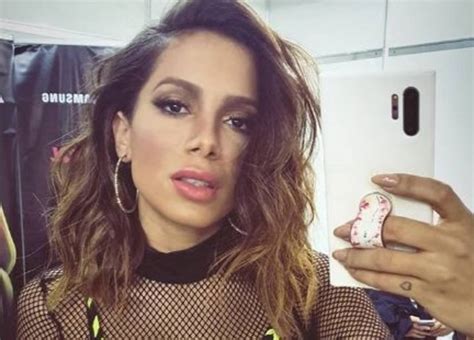 Anitta foge de fã que invade palco durante show em São Paulo veja