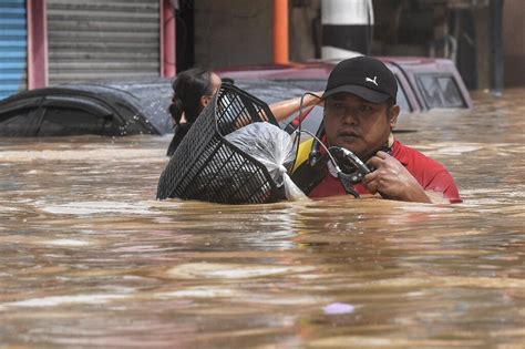 Major Floods In Manila As Typhoon Batters Philippines Vectorsjournal