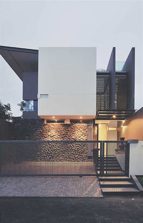 Sudah punya desain arsitektur rumah, tapi bingung desain pagar apa yang cocok? Desain Pagar Rumah Minimalis Sederhana Namun Menawan - ARSITAG