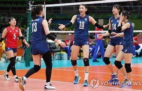 8일 온라인 커뮤니티 '여자배구 갤러리'에는 여자배구 선수 a와 b의 실명을 거론한 도넘은 추측성 글이 앞서 전날(7일) 0시께 경기 용인시 기흥구 내 여자배구 선수단 숙소에서 현직 배구선수인 b(25). 리우올림픽 여자배구 김해란, 혼자만 빨간색 유니폼 입은 이유는 ...
