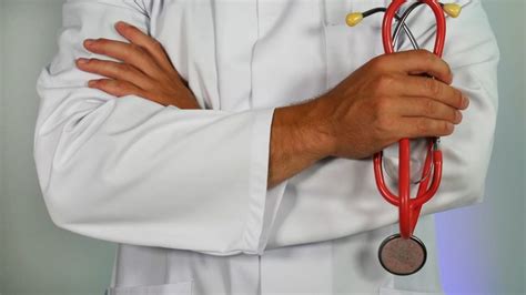 Why Hospital Doctors Wear White Coats Mental Floss