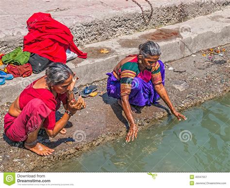 Mulher Que Banha Se No Ganges Em Rishikesh Fotografia Editorial Imagem De Hindu Curso 40347557