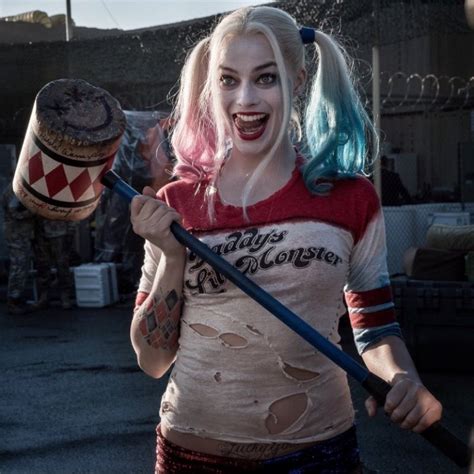 The australian actress, 24, shot her first scenes in the dc comics adaptation and her costume was simply incredible. Margot Robbie as Harley Quinn - Suicide Squad foto ...
